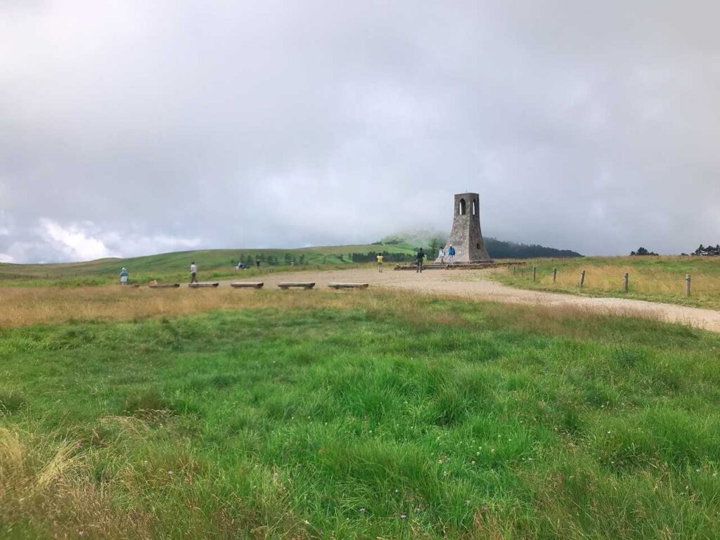 美しの塔側はまだ雲が厚い