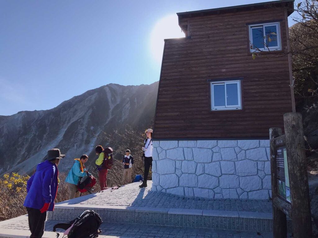 六合目避難小屋が完成していた