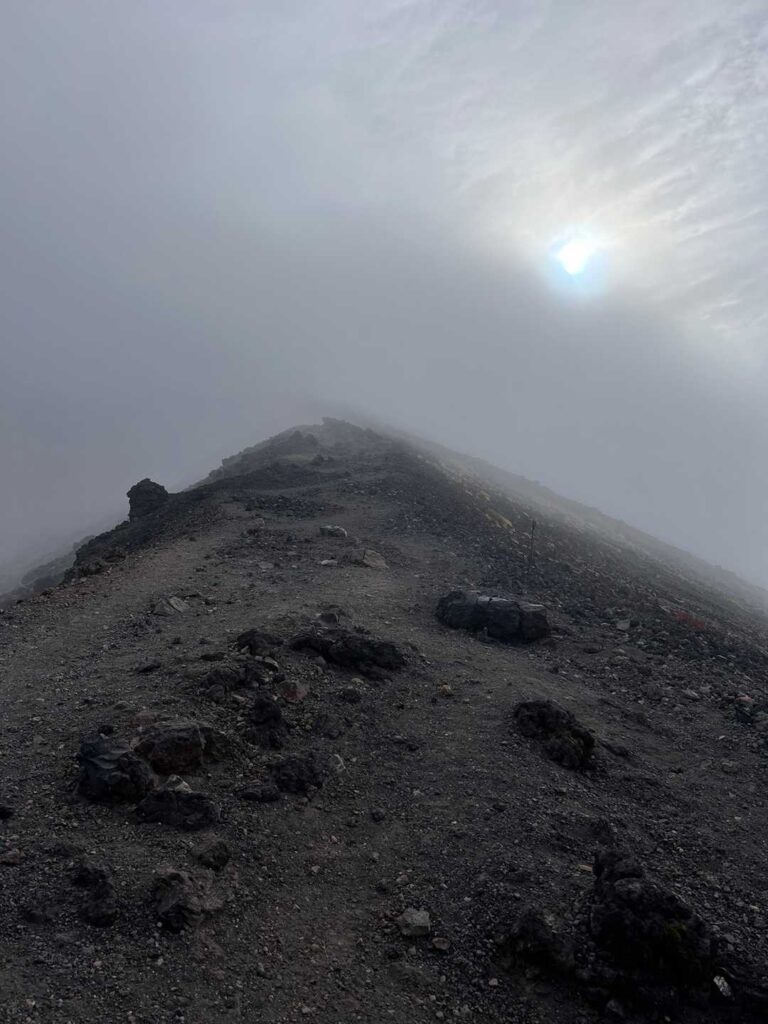 ガスの中を山頂へ向かう