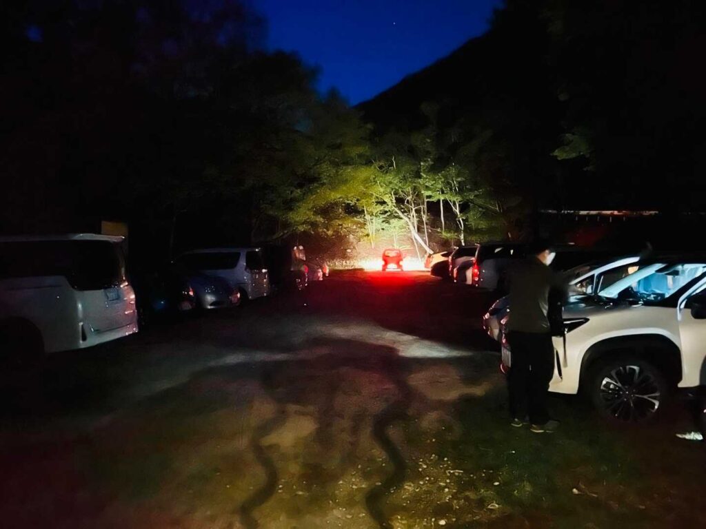 朝4時前の銀山平駐車場。ほぼ満車