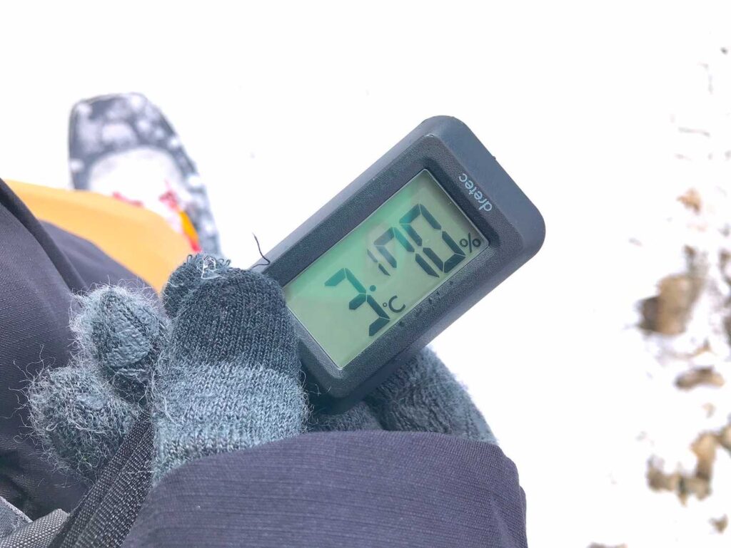 手元の温度計は約7℃、下山前の気温チェック