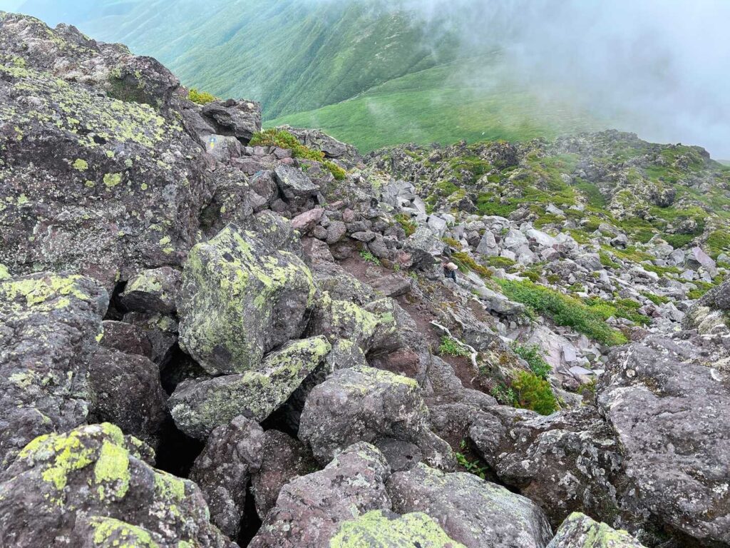 山頂付近の切り立った岩場