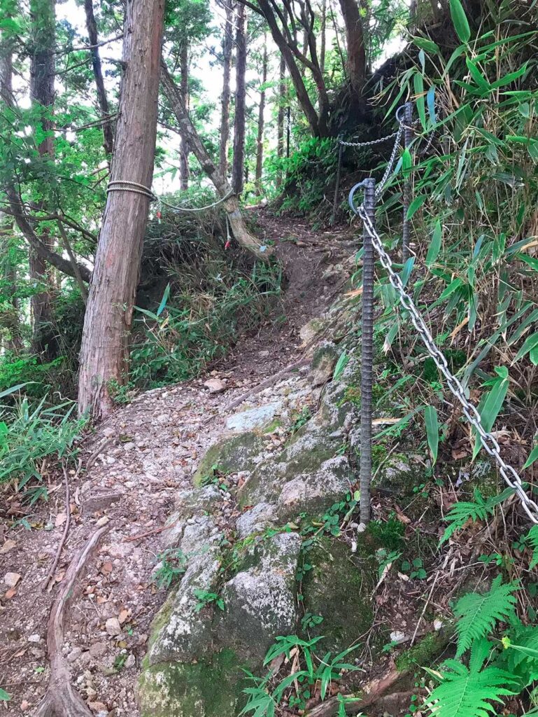 鎖がある岩場の急登