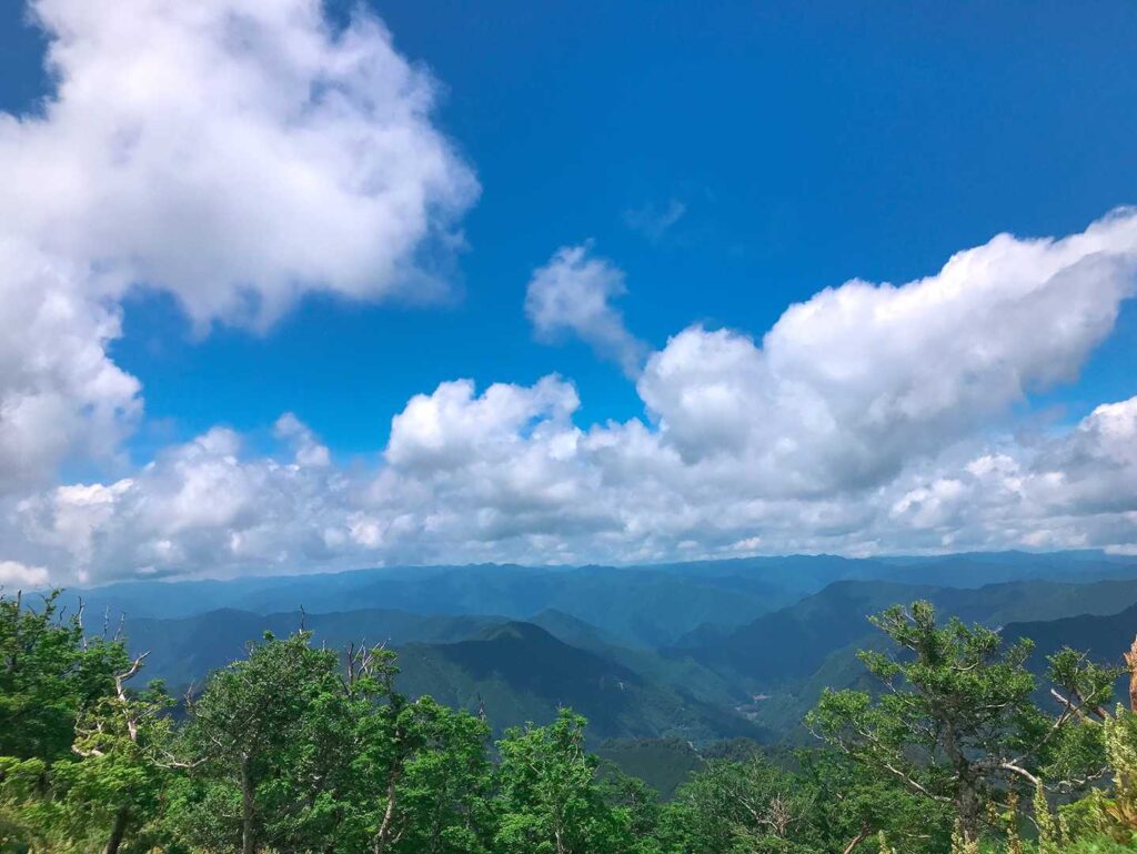 大峰の山並みを望む景色