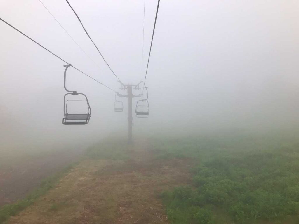 霧の中のリフト