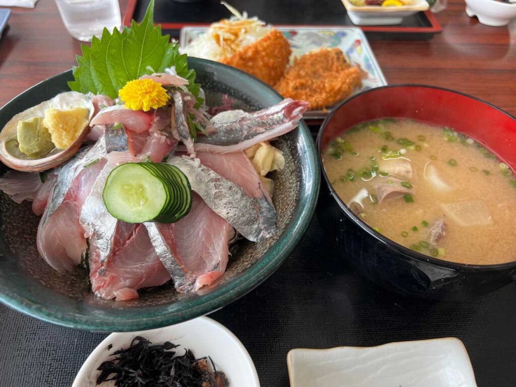 やっぱりここはアジだよね / アジ丼とアジフライもつけて