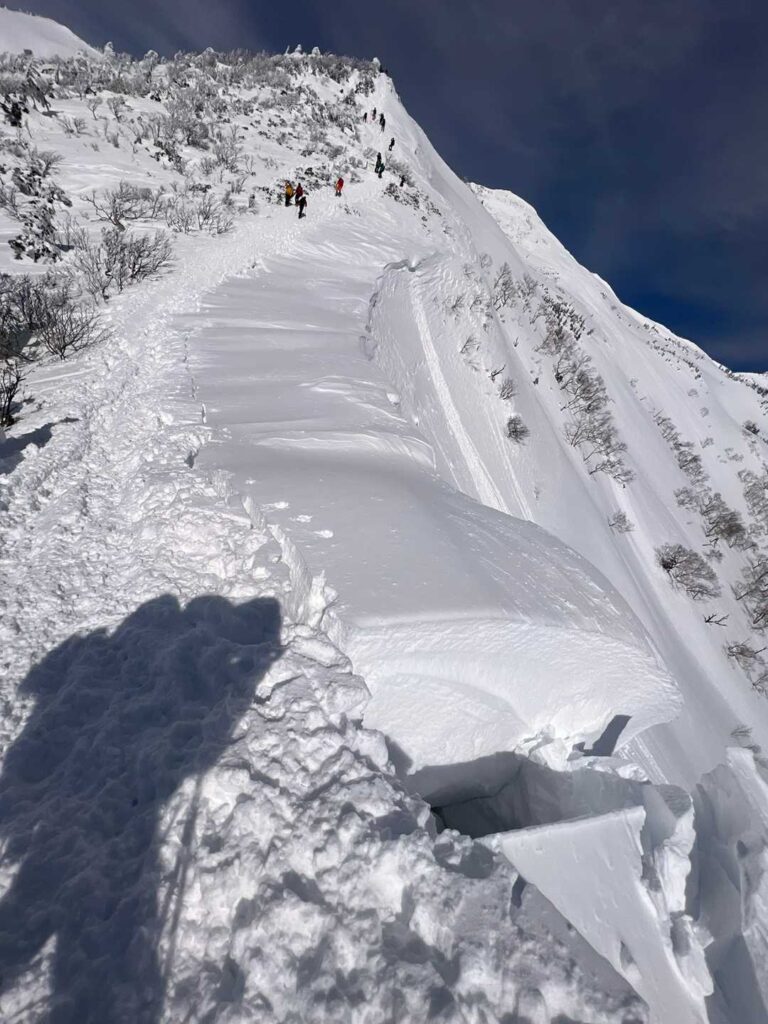 雪面のクラックと穴