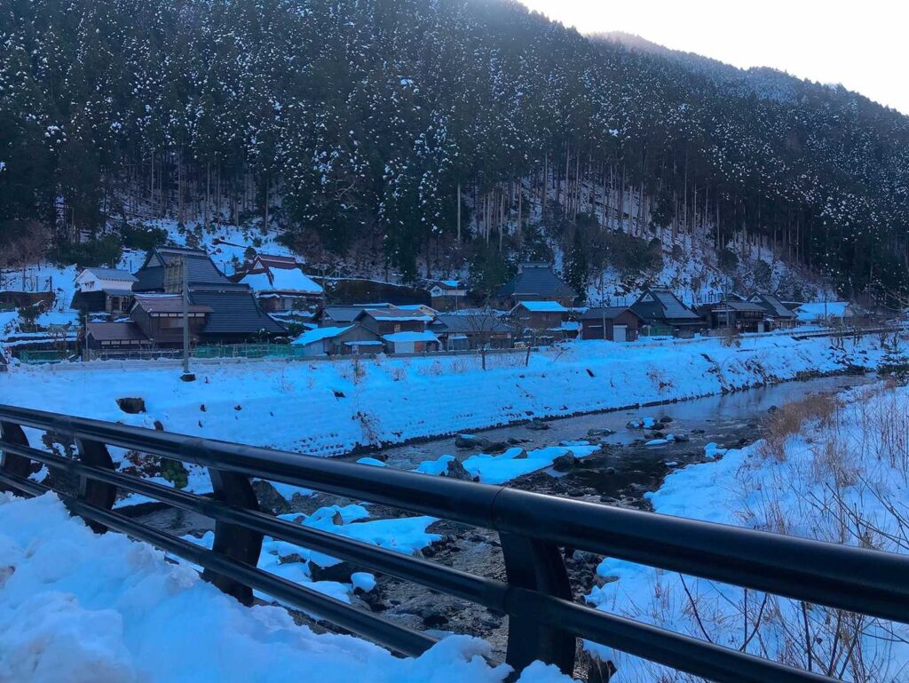 登山口手前、すでに白い雪景色