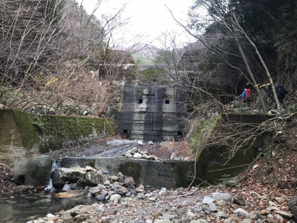 砂防を次々超えていきます