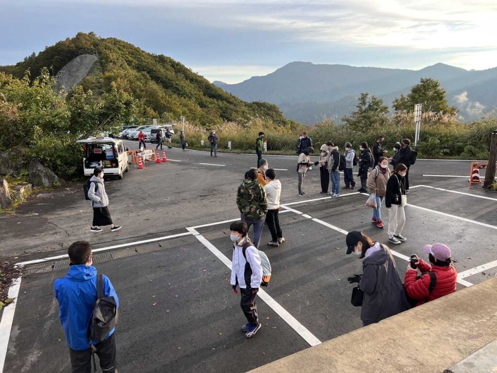 シャトルバスを待つ人たち