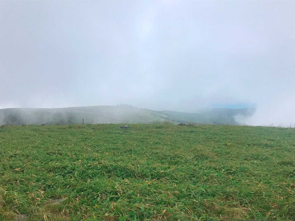広い高原の稜線を歩く