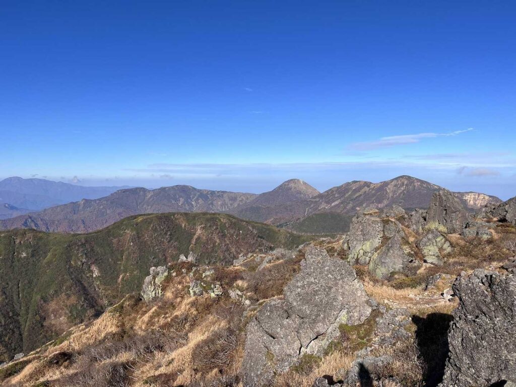 昨日登った火打山を望む