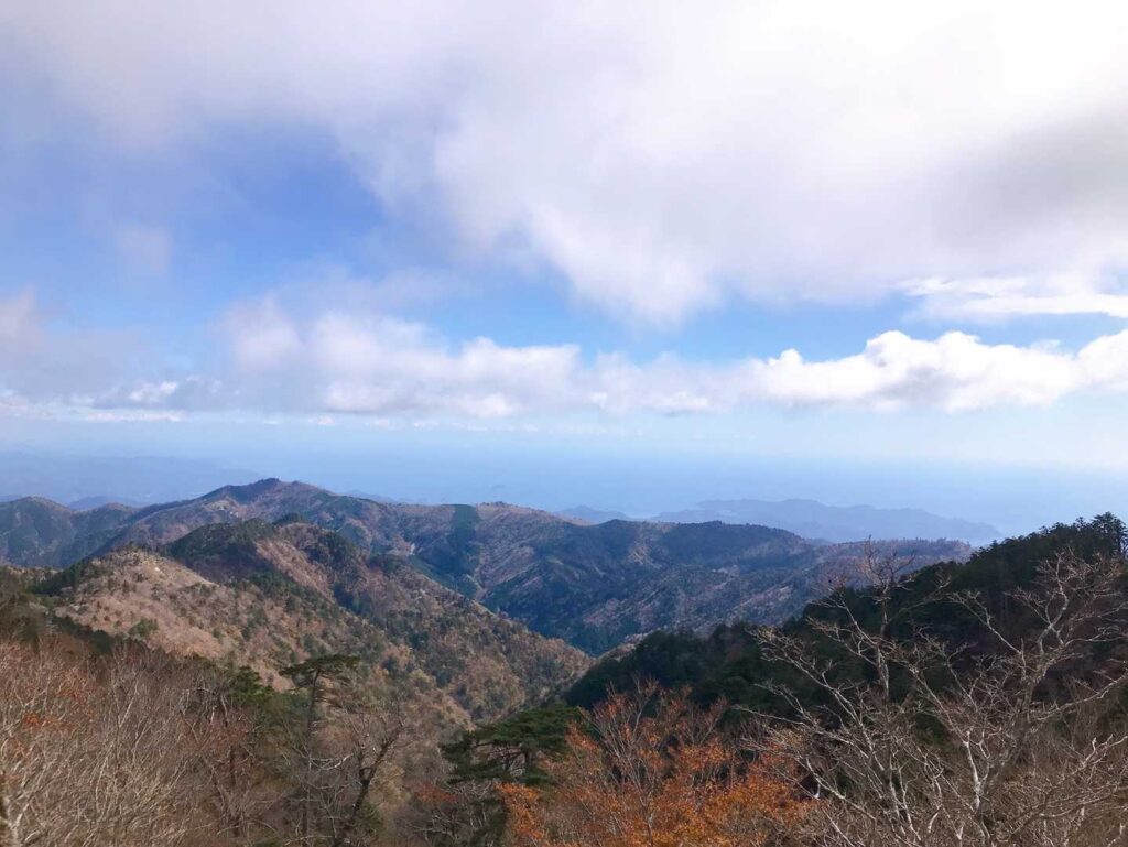 ガスが晴れて青空が広がる