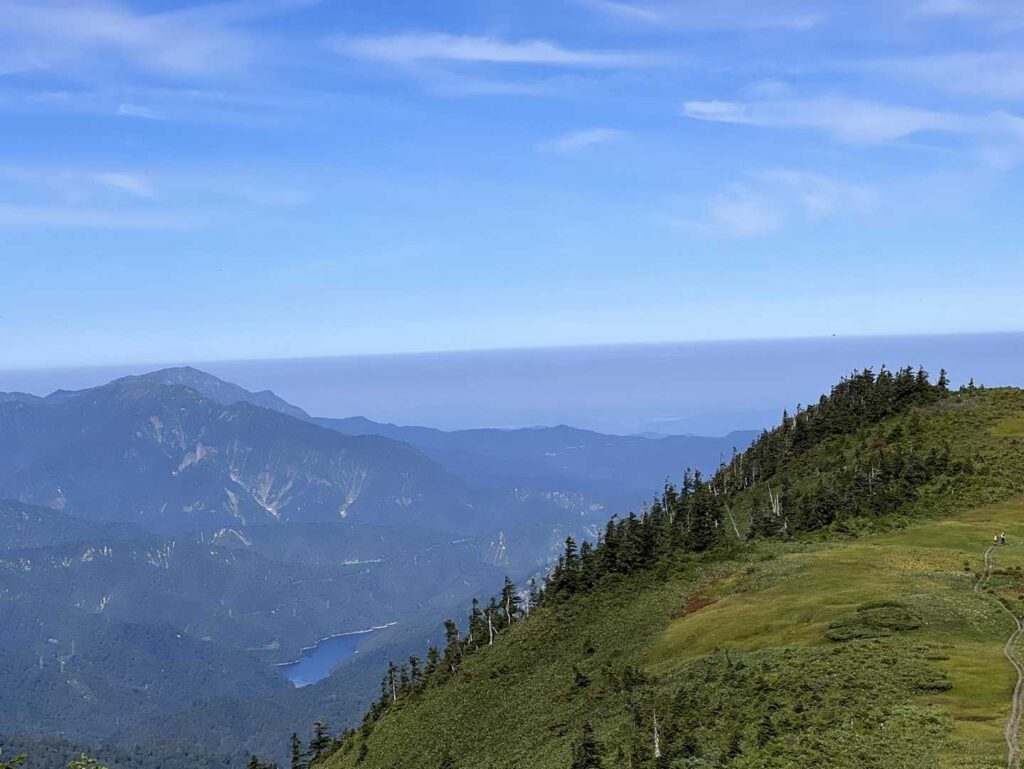 中門岳方面の稜線
