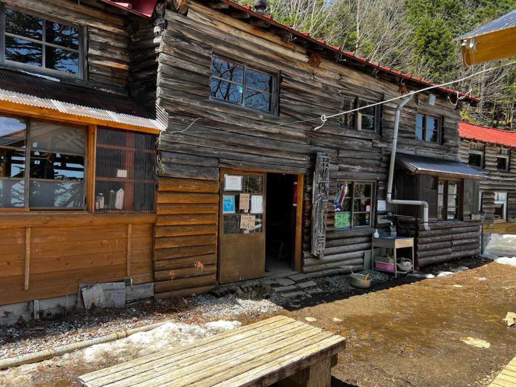 甲武信小屋の正面