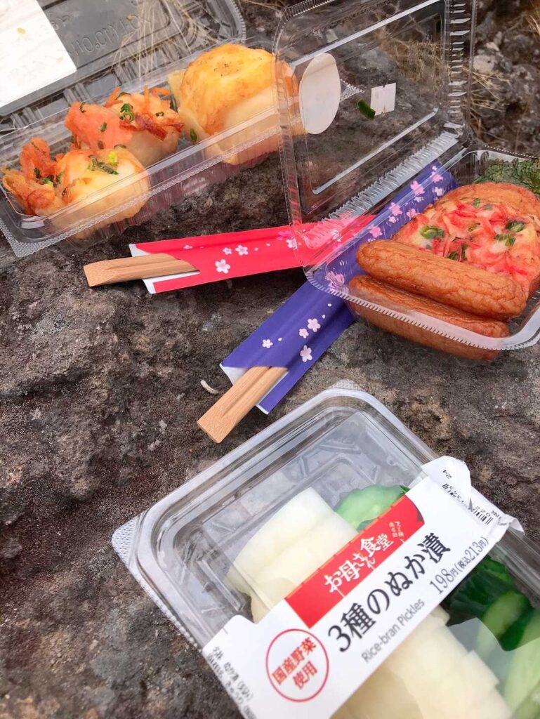 さつま揚げとおにぎりのお昼ごはん