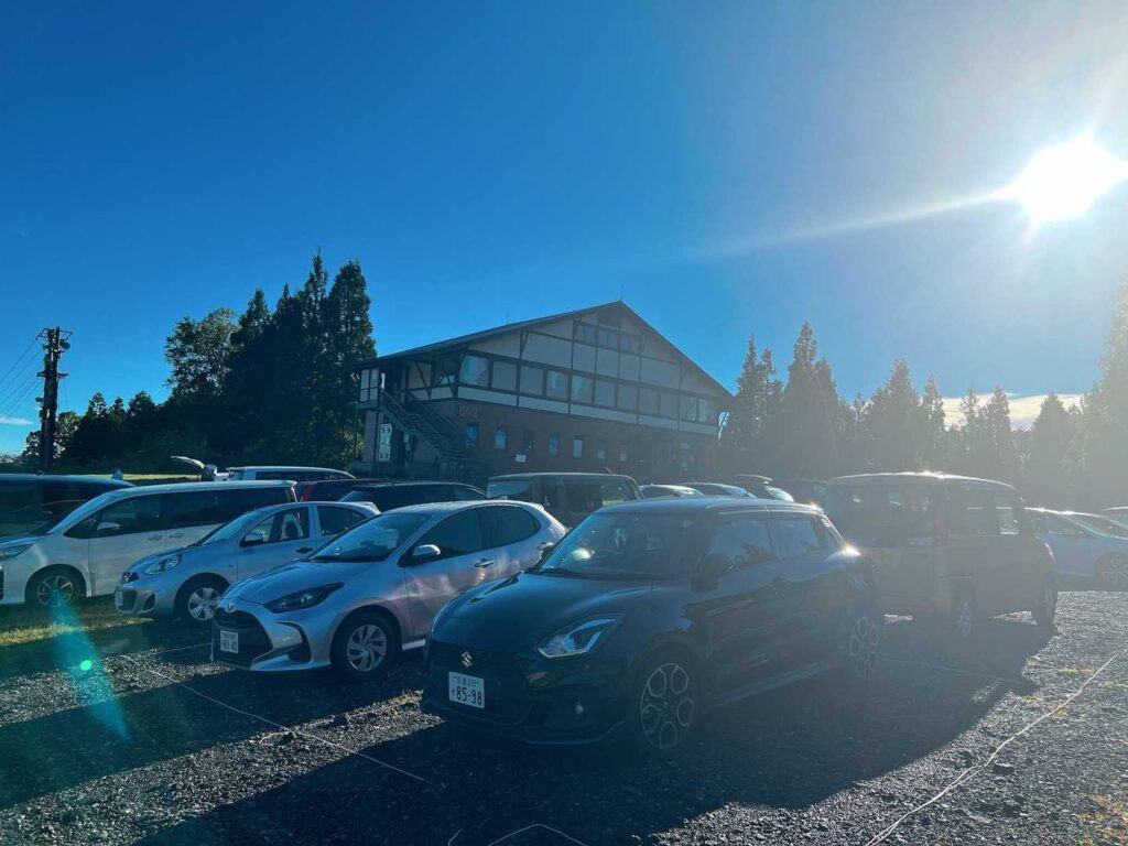 朝7時前で駐車場はほぼ満車