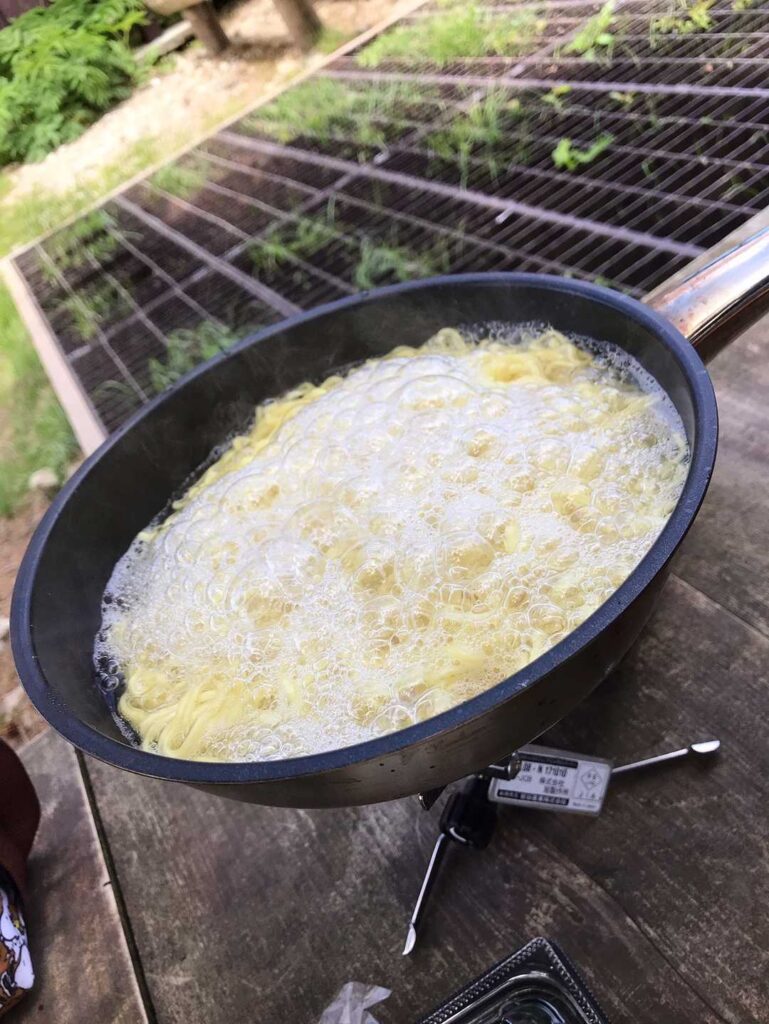 クッカーで麺を茹でる