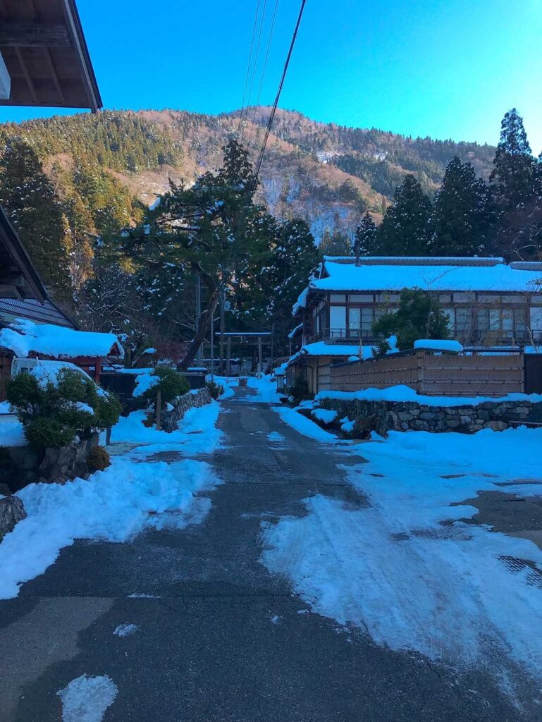 坊村バス停付近の様子