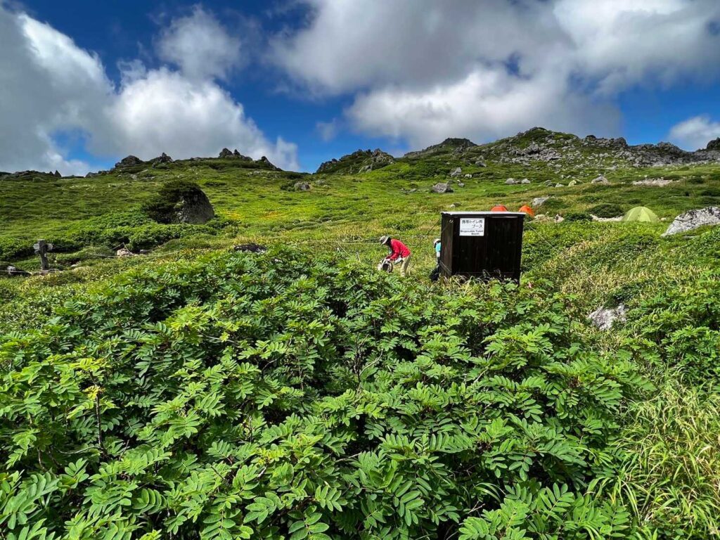 トイレブースとテント場