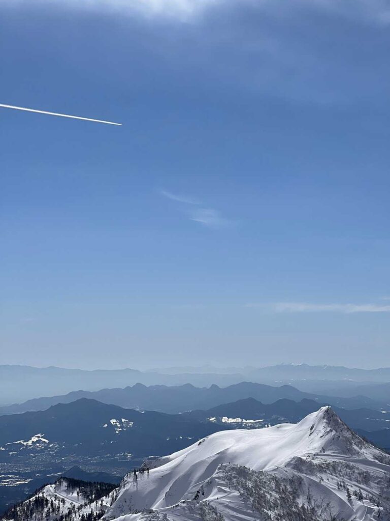 空に伸びるひこうき雲