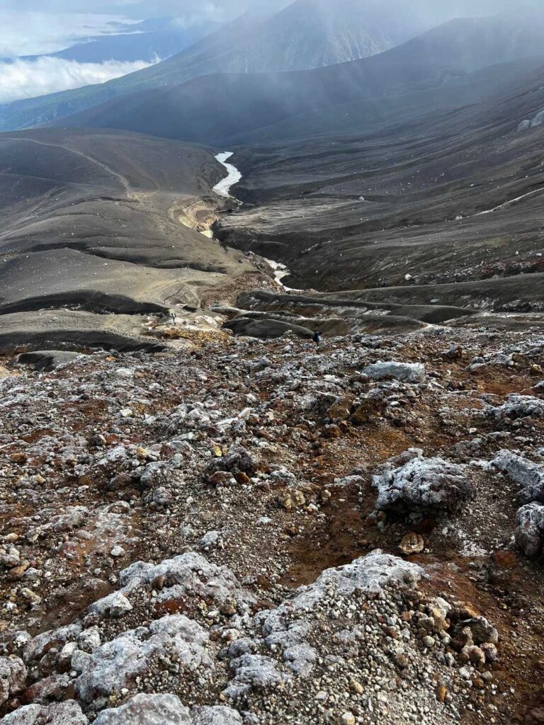 ザレた斜面を登る