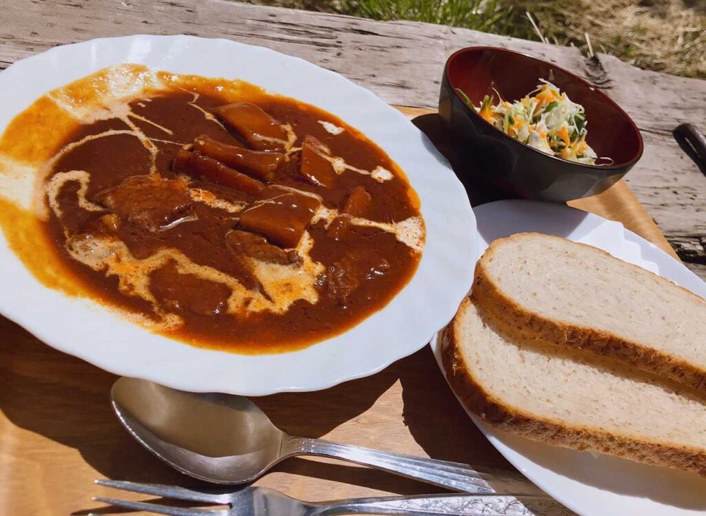 今日のお目当てのビーフシチュー。ライスがよかったけどパンで