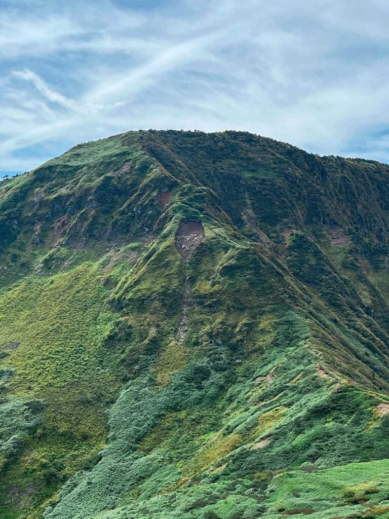 苗場山の崖崩れがワイングラスに見える
