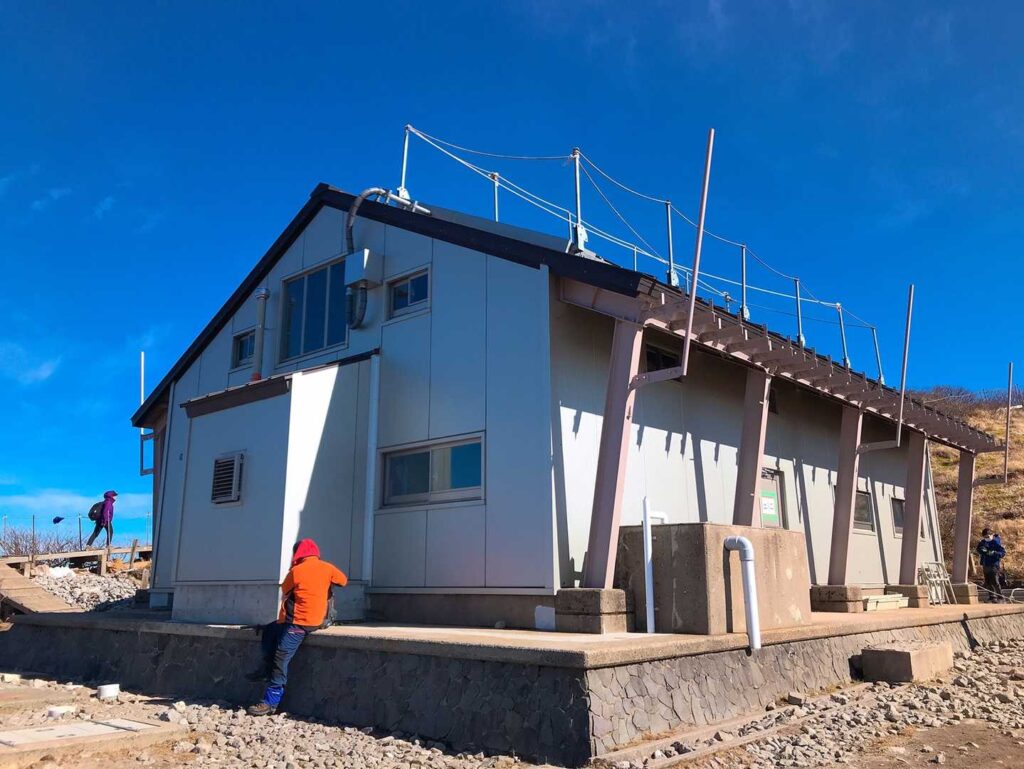 新しくなった山頂避難小屋の外観