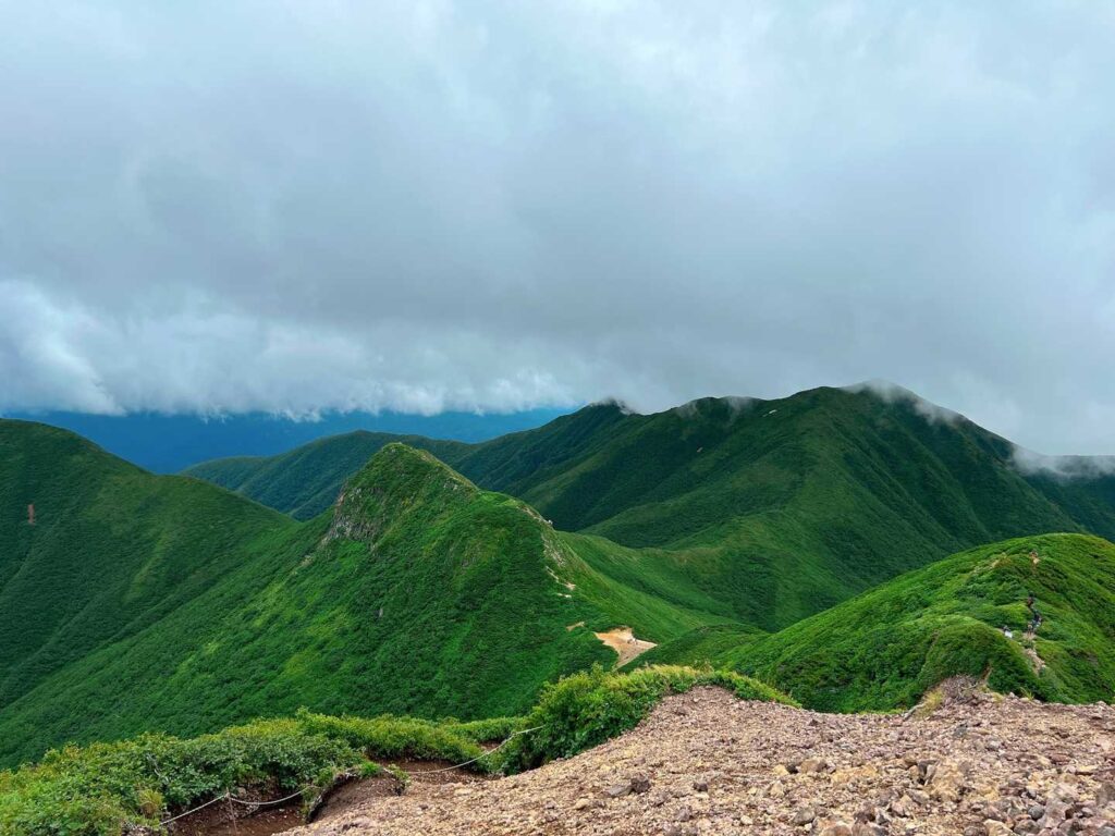 山頂から見た緑の山並み