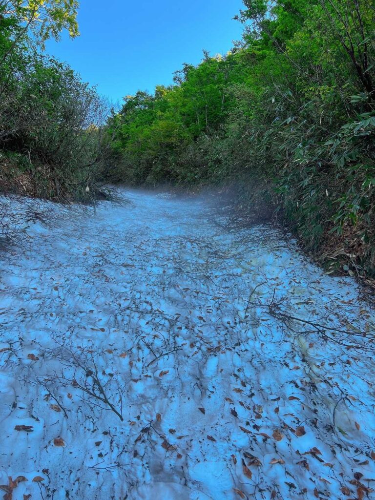 雪渓から立ち上る冷気