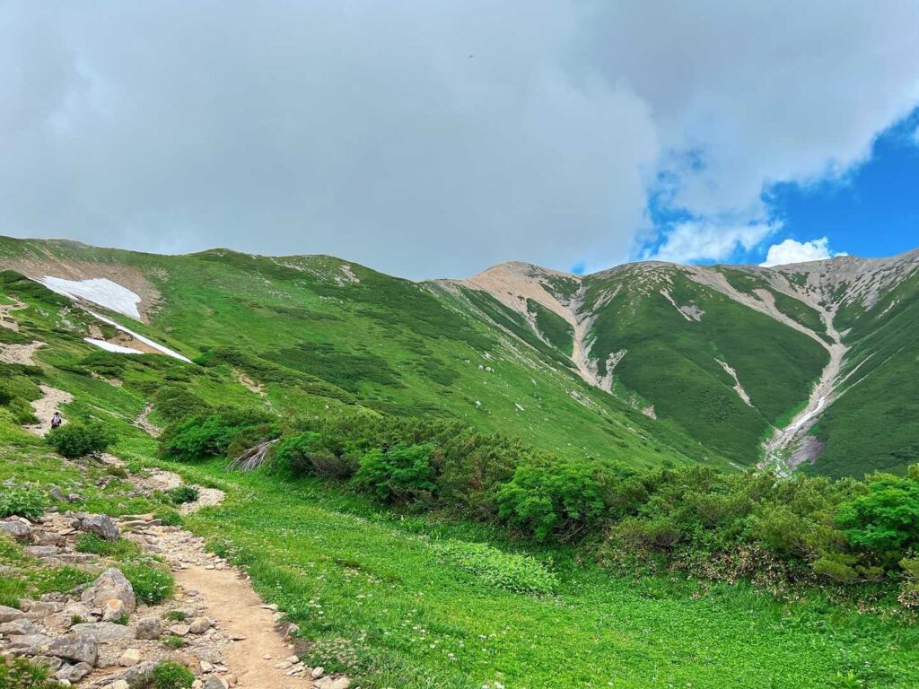 薬師岳山荘が見えてきた