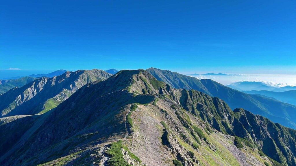 悪沢岳方面への長い稜線