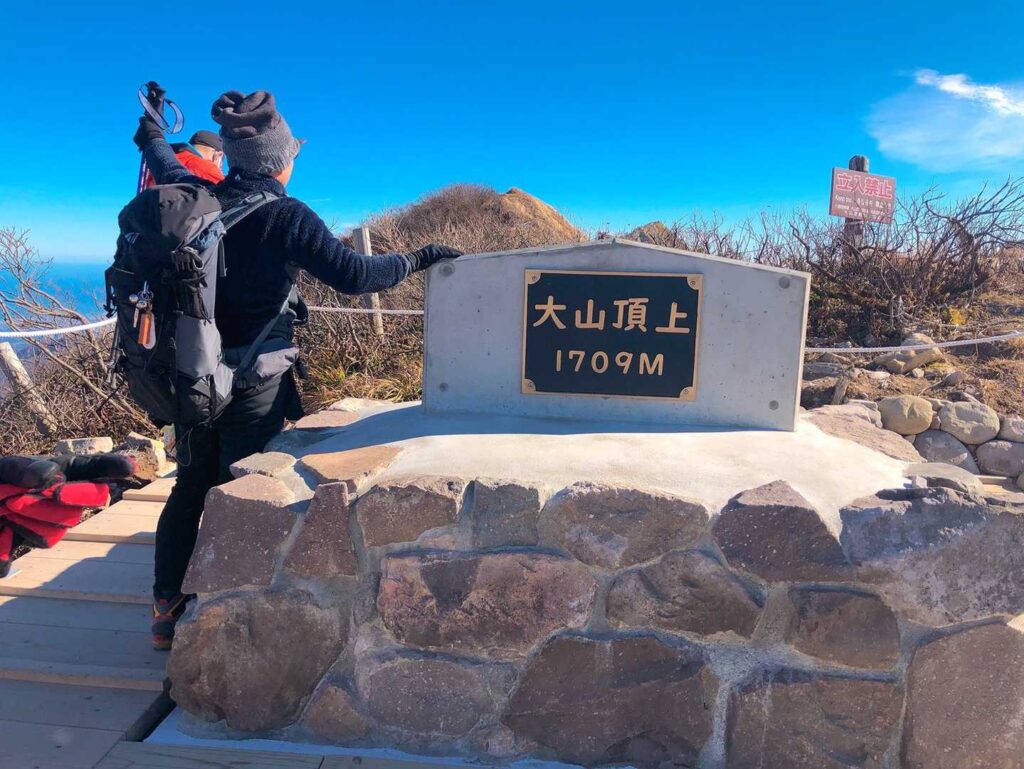 リニューアルされた大山頂上の碑