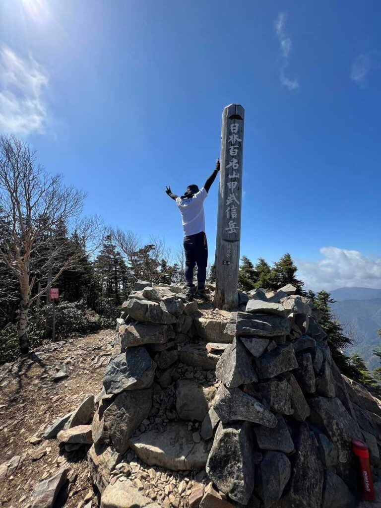 甲武信ヶ岳の山頂標識