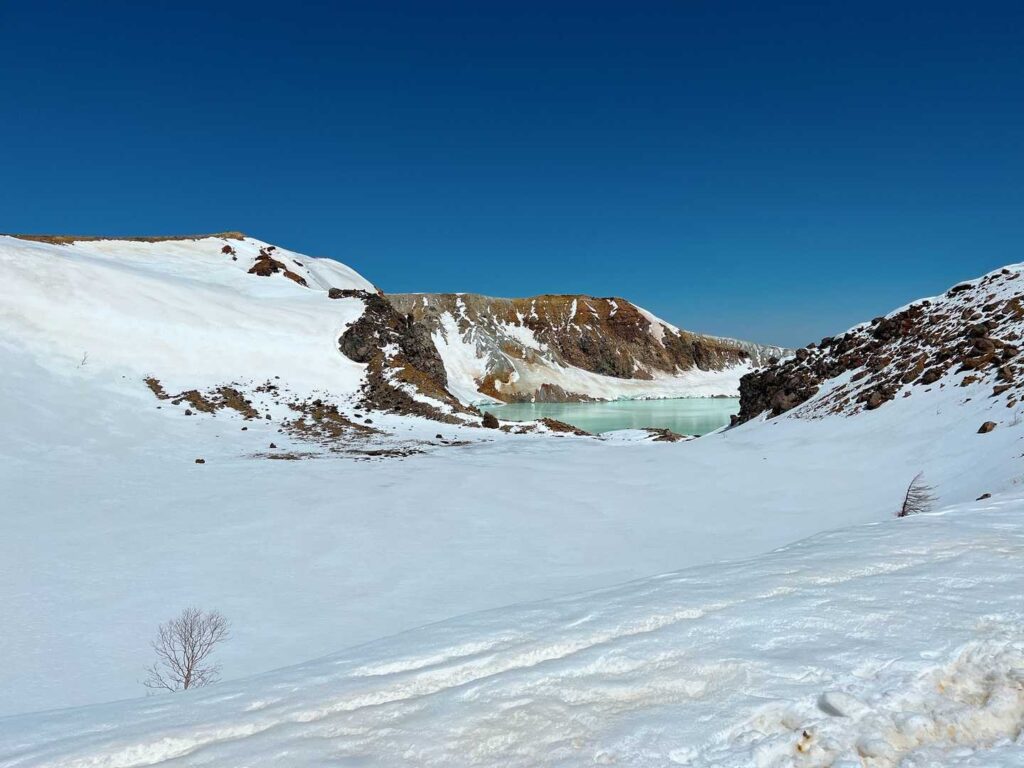 エメラルドグリーンの湯釜