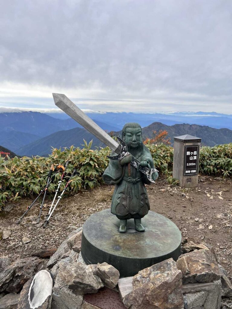 山頂の小さな像