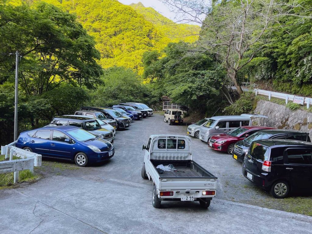 無料駐車場は朝6時でほぼ満車