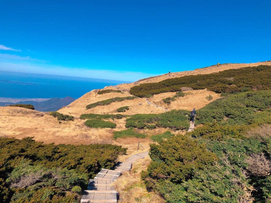 爆風の中、下山スタート