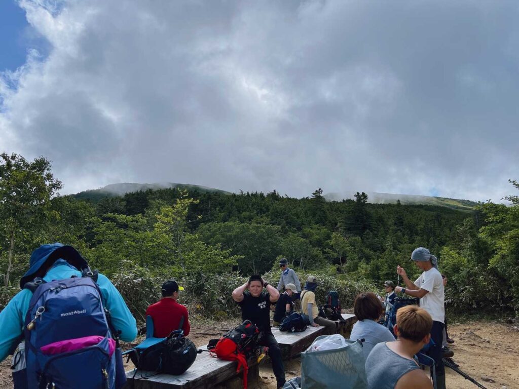 雲が多い序盤の登山道