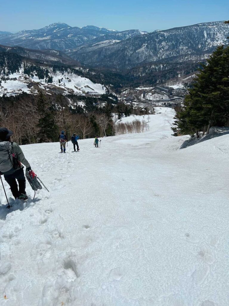百名山ハンターの仲間たちとスキー場を下る