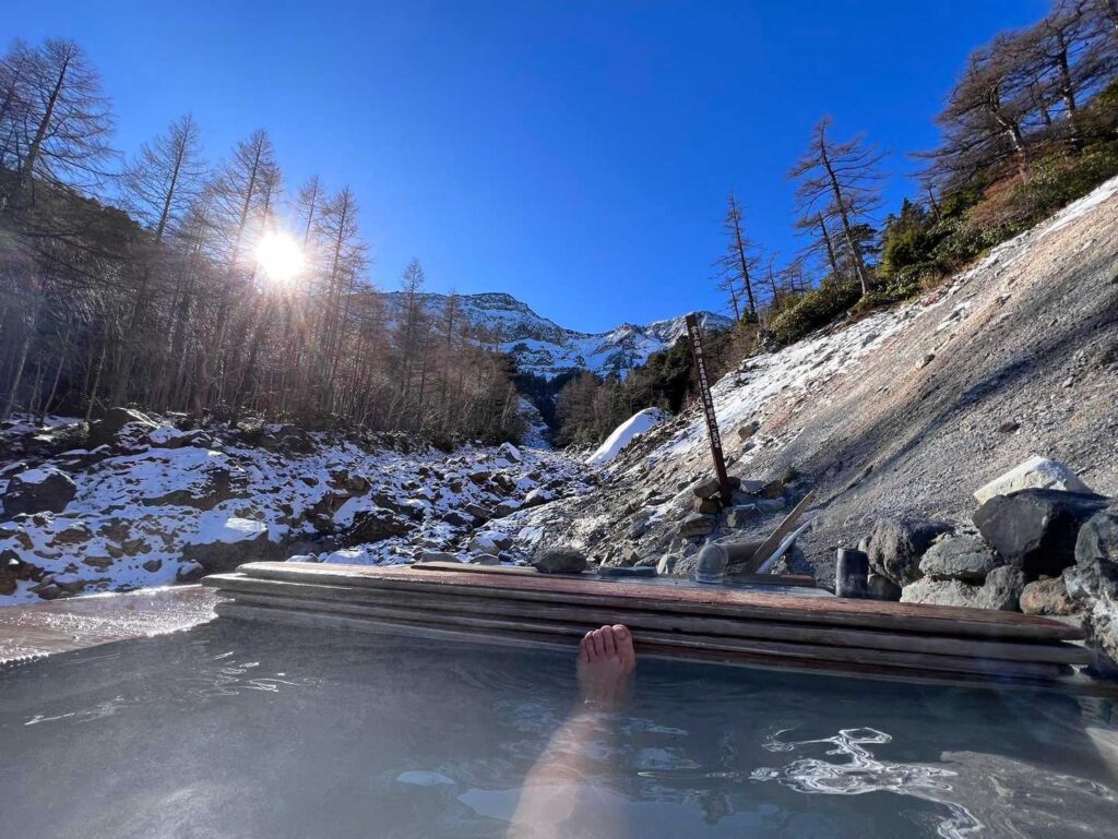 開放感 最高 / お湯は外気温もあるけど アツいです / ヒリヒリする感じかな / けど 気持ちいい〜 温まります
