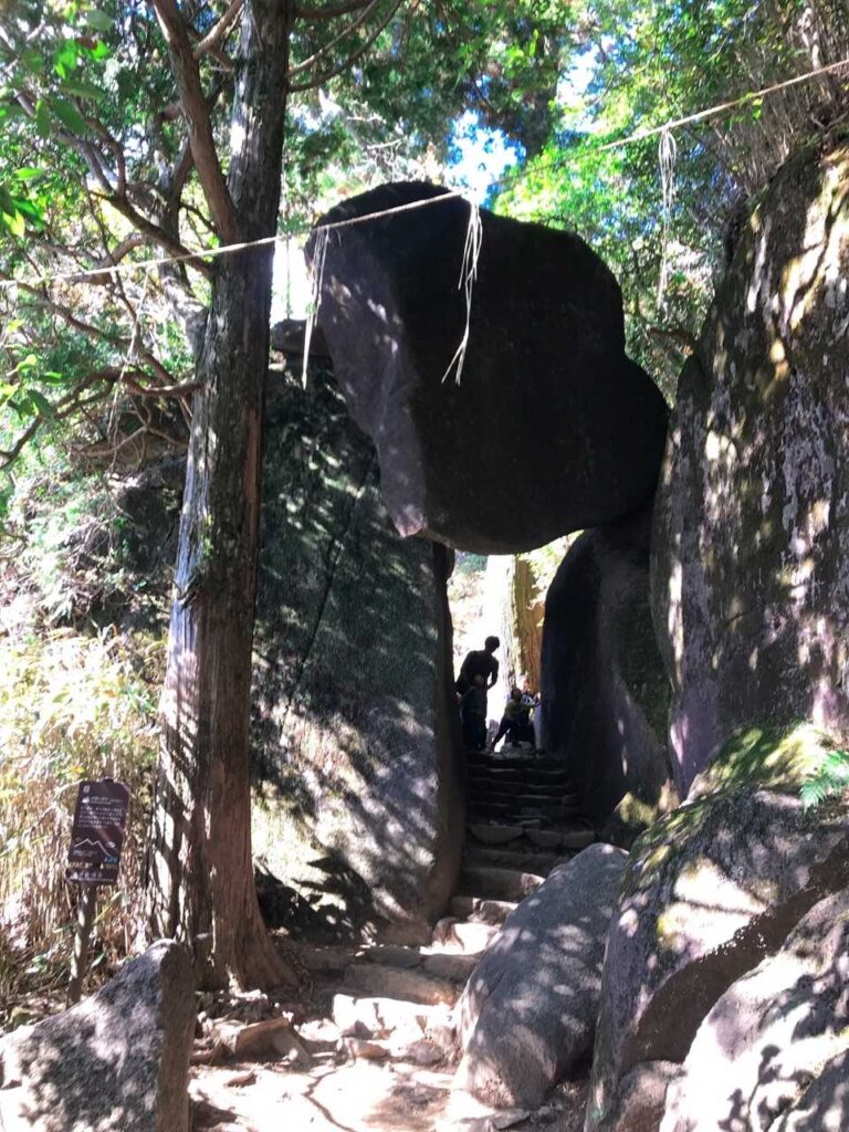 岩のトンネルを見上げる