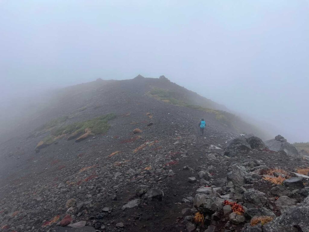 視界ゼロの稜線