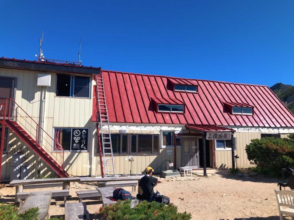 三俣山荘に到着、荷物をデポ