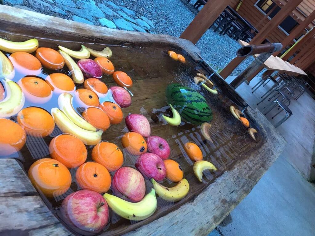 冷やされたフルーツ