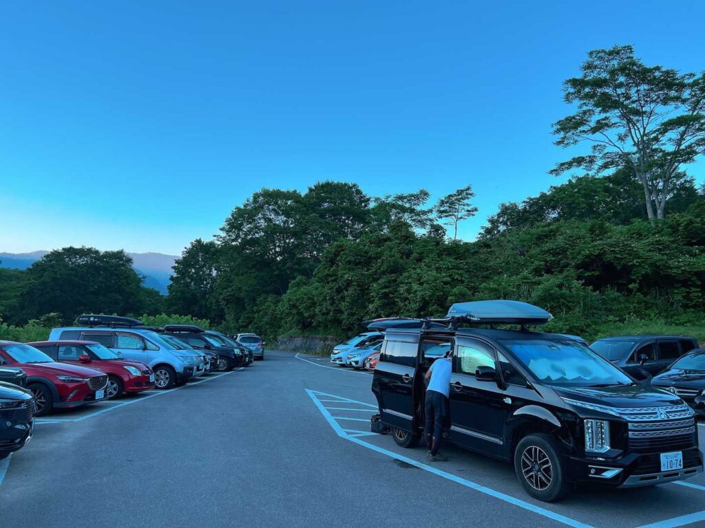 早朝の雨飾高原キャンプ場駐車場