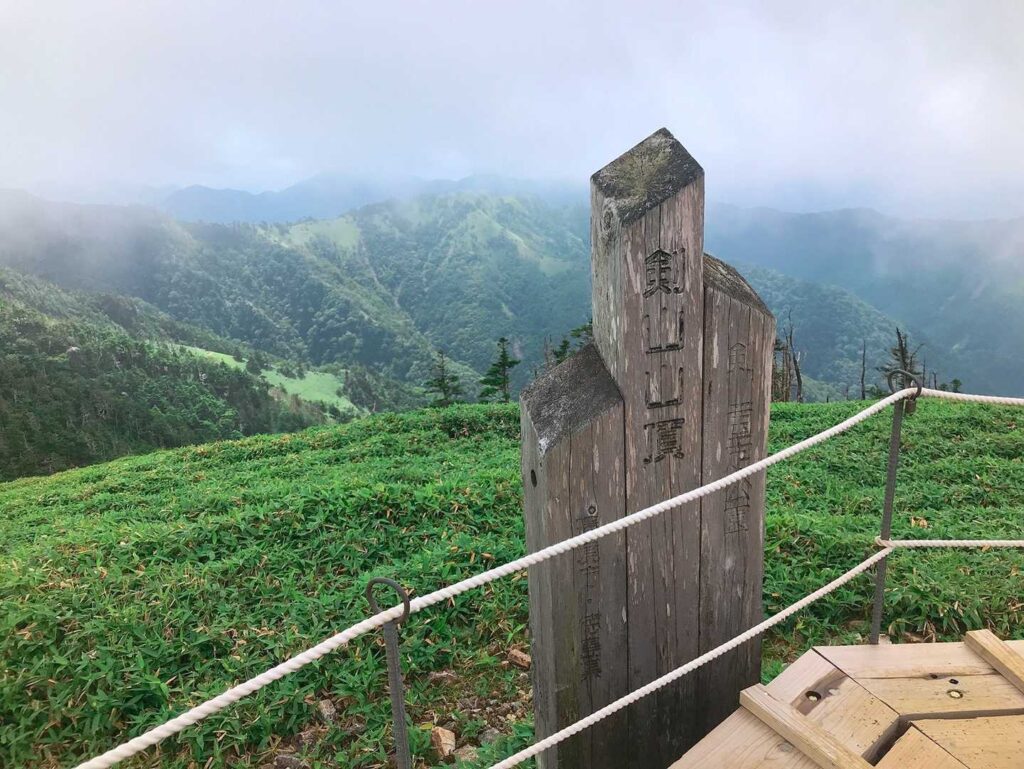 山頂標柱