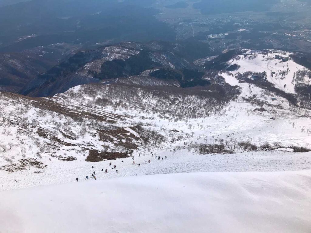 雪の斜面を見下ろしながら下山