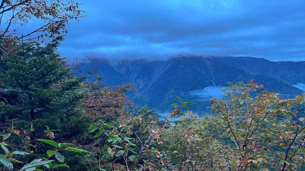 登りはじめの空。上は雲